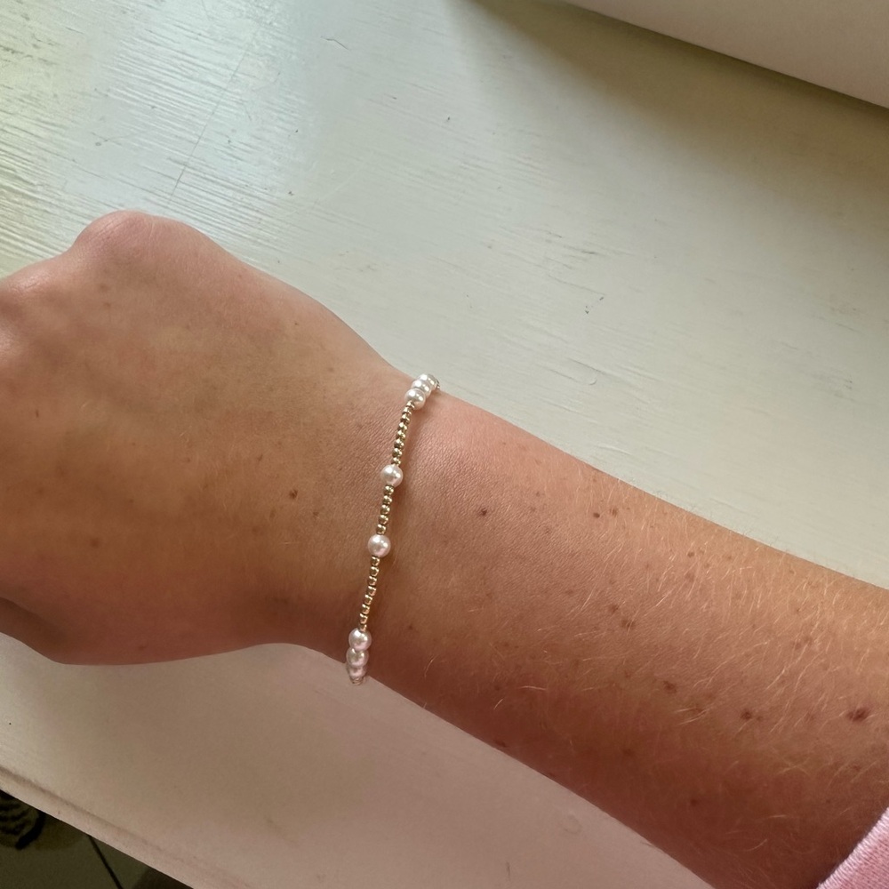 Elegant Gold and Pearl Bracelet